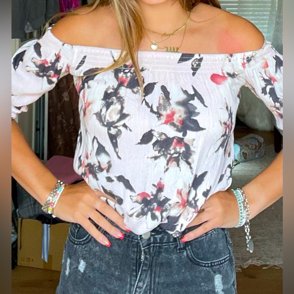 Flowy of the shoulder top! Great for the summer!